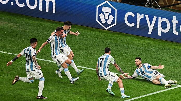 Argentiniens Superstar Lionel Messi (r) l&auml;sst sich nach seinem verwandelten Elfmeter feiern.