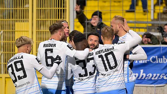 Haben früh Grund zum Jubeln: Die Spieler des TSV 1860 um Albion Vrenezi.