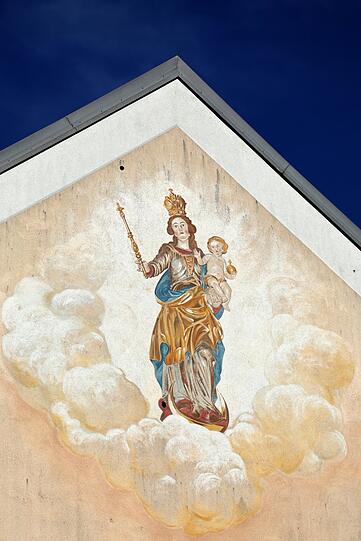 Ein wahrhaft himmlisches Motiv an eine alten Hauswand.
