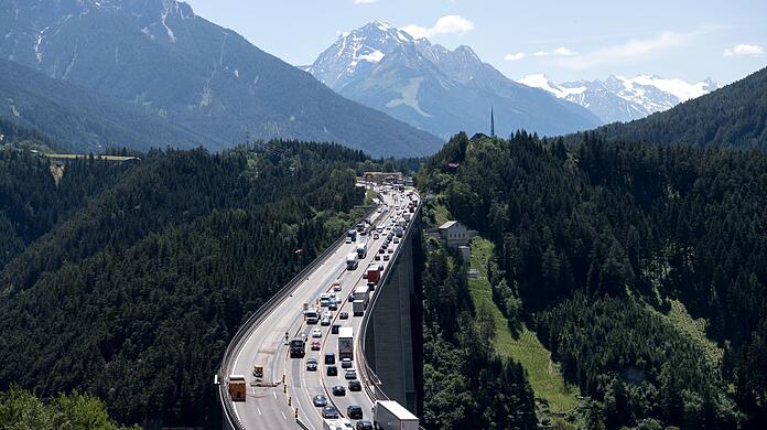 Seit Jahren sorgt der Brennertransit für jede Menge Ärger - bei den betroffenen Menschen entlang der Alpenroute ebenso wie auf politischer Ebene. (Archivbild)