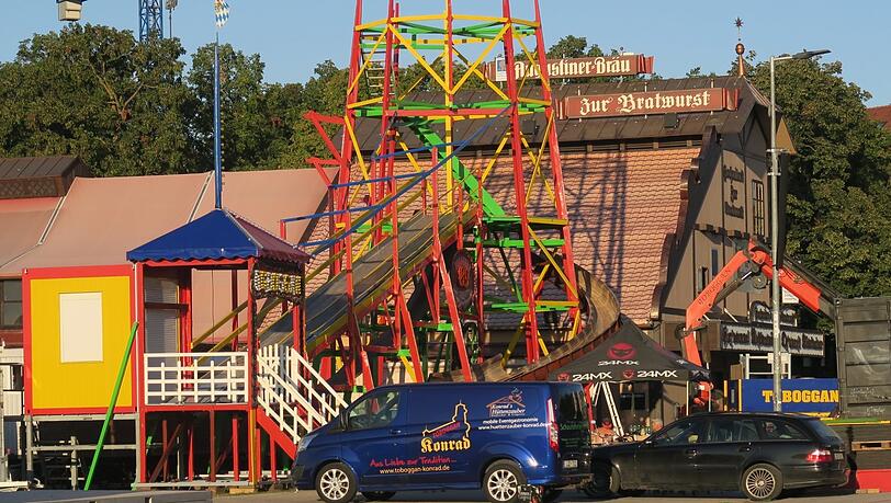 Keine Wiesn ohne Toboggan! Das Förderband, über das man mehr oder weniger elegant nach oben gelangt, wird wieder für Gaudi sorgen.