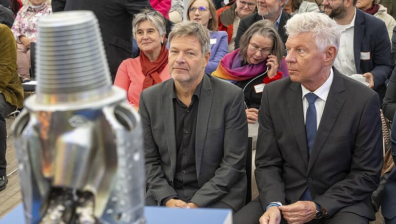 Noch nicht im Bundestagswahlkampf, aber schon mit ernster Miene: Robert Habeck (l.) und Dieter Reiter vor einigen Wochen bei einem Termin in München.