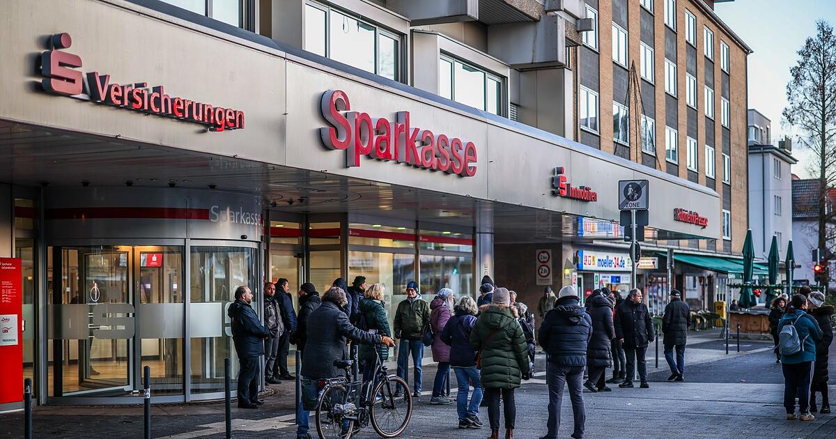 Nach-Tresor-Einbruch-Menschen-warten-vor-Bankfiliale