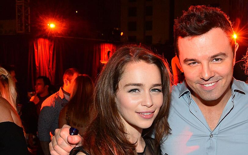 Im Jahr 2012 wurde bekannt, dass Schauspielerin Emilia Clarke mit dem Schöpfer der Zeichentrickserie "Family Guy" Seth MacFarlane liiert war. Im Jahr 2012 wurde bekannt, dass Schauspielerin Emilia Clarke mit dem Schöpfer der Zeichentrickserie "Family Guy" Seth MacFarlane liiert war.