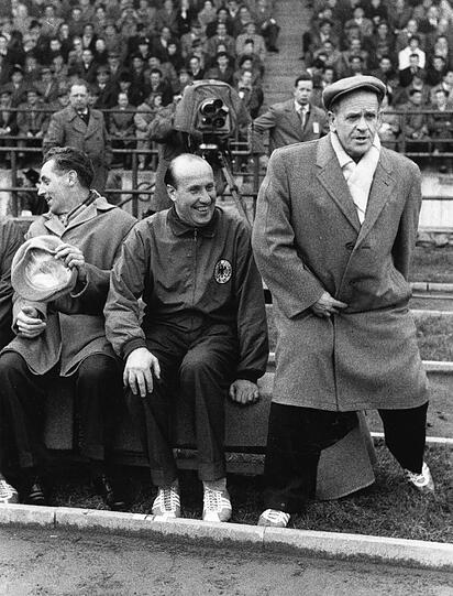 Der Ball ist rund und ein Spiel dauert 90 Minuten: Die Weisheiten Sepp Herbergers stammen ohne Zweifel aus seiner langen Amtszeit, die bis heute von keinem seiner Nachfolger erreicht wurde. Rund Von 1936 bis 1954 war Herberger als Nationaltrainer tätig. Er absolvierte 162 Länderspiele auf der Bank, siegte 94 Mal, spielte 27 Mal Unentschieden und kassierte 46 Niederlagen. 1954 wurde Herberger Weltmeister in der Schweiz.