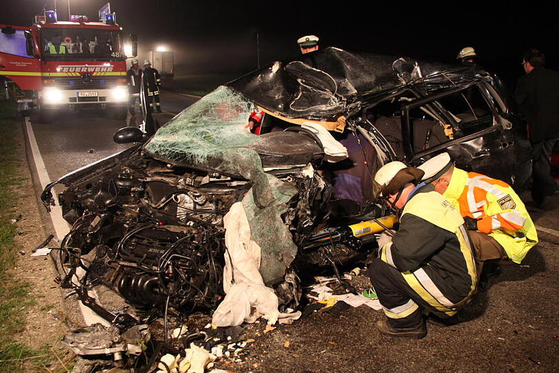 In der Nacht von Dienstag auf Mittwoch ereignete sich ein schlimmer Verkehrsunfall. Die B15 bei Rosenheim war vier Stunden gesperrt.