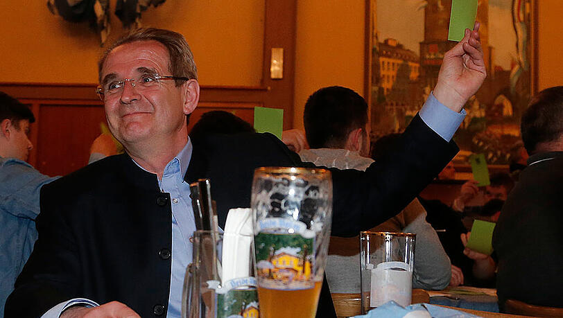 Erich Meidert auf der ausserordentlichen Delegiertenversammlung des TSV 1860 von 2013. Erich Meidert auf der ausserordentlichen Delegiertenversammlung des TSV 1860 von 2013.