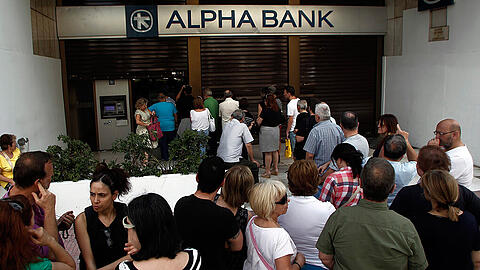 Der Run auf die Banken: Griechische Bankkunden ziehen ihr Geld ab.