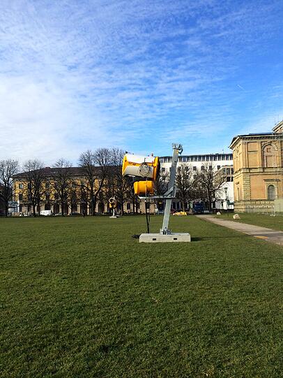 Schneekanonen ohne Schnee vor der Alten Pinakothek.