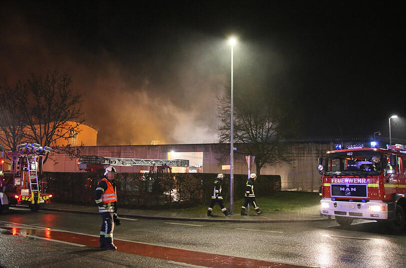 Bilder vom Einsatz der Feuerwehr beim Brand der JVA Mühldorf am Dienstagabend.