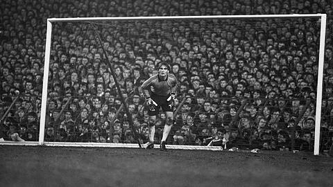 Alle Augen auf Walter Junghans: Der Bayern-Torhüter beim Spiel an der Liverpooler Anfield Road 1981. Die Fans sitzen direkt hinter dem Tor, ohne trennende Werbebanden.