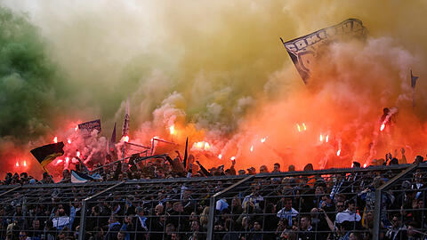 Teure Pyro-Show im Grünwalder: Die Aktion im Spiel gegen Hansa Rostock dürfte die Löwen eine Summe im unteren fünfstelligen Bereich kosten.