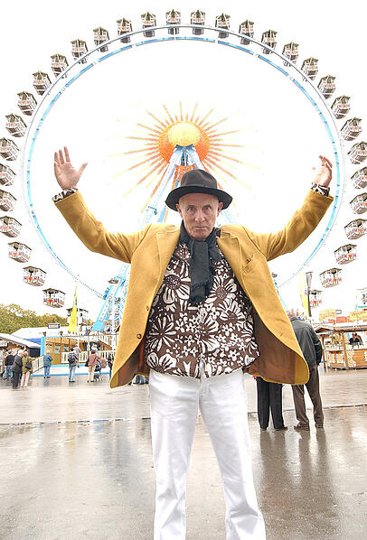 Achternbusch auf dem Oktoberfest 2004 vor dem Riesenrad. Achternbusch auf dem Oktoberfest 2004 vor dem Riesenrad.