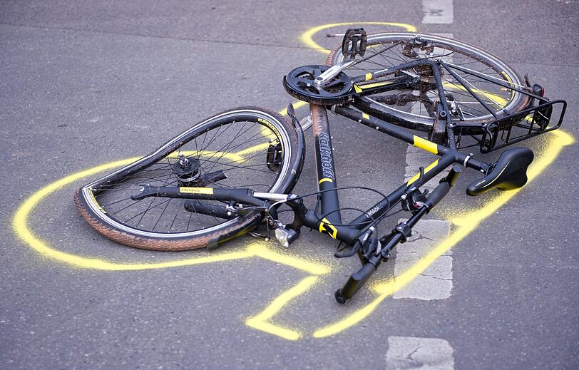 Das Fahrrad auf dem Boden, der Radfahrer daneben: Diese Szene fand eine Passantin in der Nacht auf Donnerstag in der Margarethe-Danzi-Straße vor. (Symbolbild)