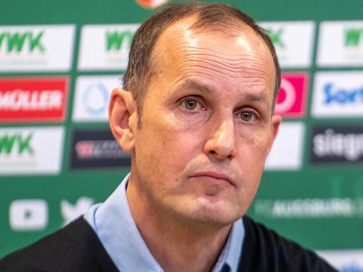 Heiko Herrlich, Trainer des FC Augsburg, sitzt bei einer Pressekonferenz. Foto: Stefan Puchner/dpa/Archivbild
