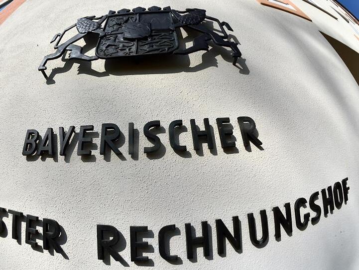 Der Eingangsbereich des bayerischen Obersten Rechnungshofes. Foto: picture alliance/dpa/Archivbild