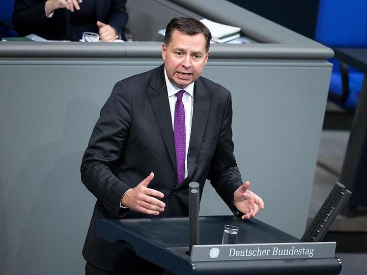 Stephan Mayer (CSU), Staatssekretär für Inneres, Bau und Heimat, spricht im Deutschen Bundestag. Foto: Bernd von Jutrczenka/Archiv