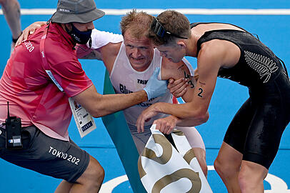 Der Lauf seines Lebens endete mit Gold - und im Rollstuhl: Der Norweger Kristian Blummenfelt brach beim Triathlon im Ziel zusammen. Der Lauf seines Lebens endete mit Gold - und im Rollstuhl: Der Norweger Kristian Blummenfelt brach beim Triathlon im Ziel zusammen.