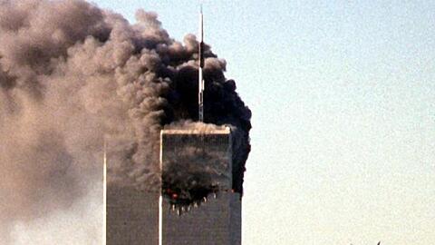 In den USA werden beim schlimmsten Anschlag in der Geschichte des Terrorismus fast 3000 Menschen getötet. Islamisten steuern drei gekaperte Verkehrsmaschinen in das World Trade Center in New York und das Pentagon bei Washington. Eine vierte Maschine stürzt in Pennsylvania ab.
