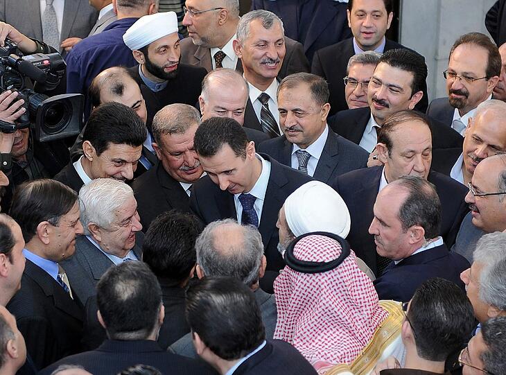Während sich Präsident Assad zum Eid al-Adha entspannt in einer Moschee zeigte...