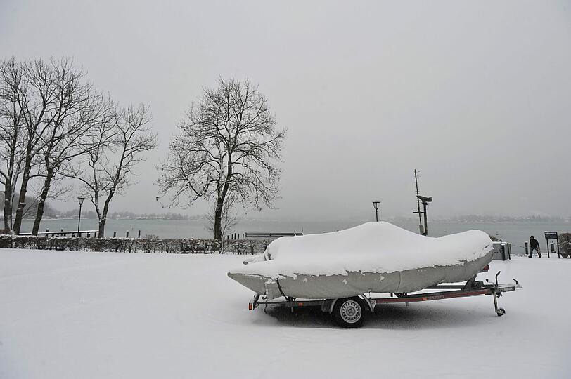Schnee, Eis und zahlreiche Unfälle - die Bilder vom Wintereinbruch in Bayern