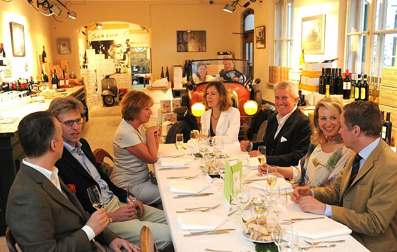Kerngeschäft der Schirndings ist eigentlich der Wein. Seit ein paar Wochen gibt es in dem Laden an der Luisenstraße aber noch viel mehr.