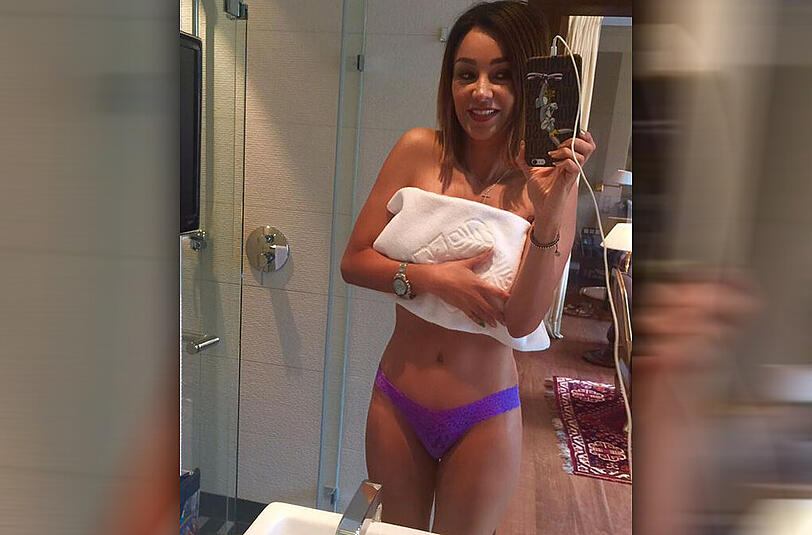 So sexy sieht Verona Pooth nach dem Duschen aus. Grund genug für ein Selfie aus dem Badezimmer.