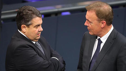 Bundeswirtschaftsminister Sigmar Gabriel (l) und SPD-Fraktionschef Thomas Oppermann im Bundestag.