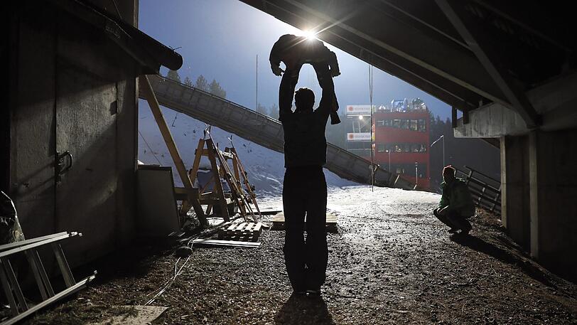 Der Skispringer Markus Eisenbichler bereitet sich in Lahti mit seinem Trainer auf den Wettkampf vor. Das Motiv ist Sieger in der Kategorie Sport.