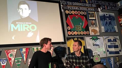 Autor Reng und Klose (r.) bei der Lesung im Stadion an der Schleißheimer Straße.