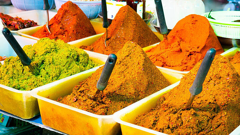 Man unterscheidet zwischen roter, grüner und gelber Currypaste.