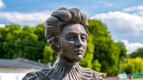 Ein Denkmal für Elizabeth von Arnim im polnischen Buk.