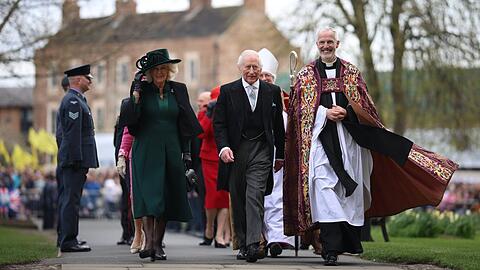 König Charles III. (m.) und Königin Camilla bei ihrer Ankunft in Durham.
