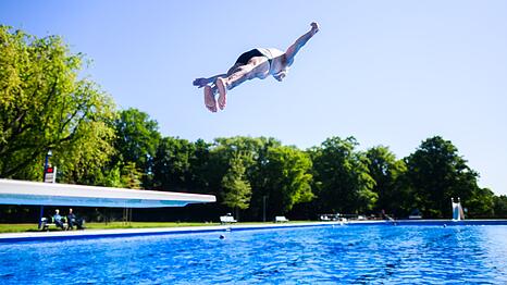 Der Besuch im Freibad könnte für viele teurer werden. (Archivbild)