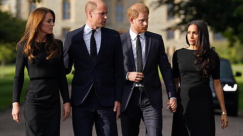 Die "Fab Four" weilen bald alle wieder in England. Ob Kate (li.) und William (2.v.li.) sich dar&uuml;ber freuen, ist jedoch fraglich.