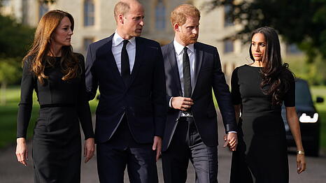 Die "Fab Four" weilen bald alle wieder in England. Ob Kate (li.) und William (2.v.li.) sich dar&uuml;ber freuen, ist jedoch fraglich.