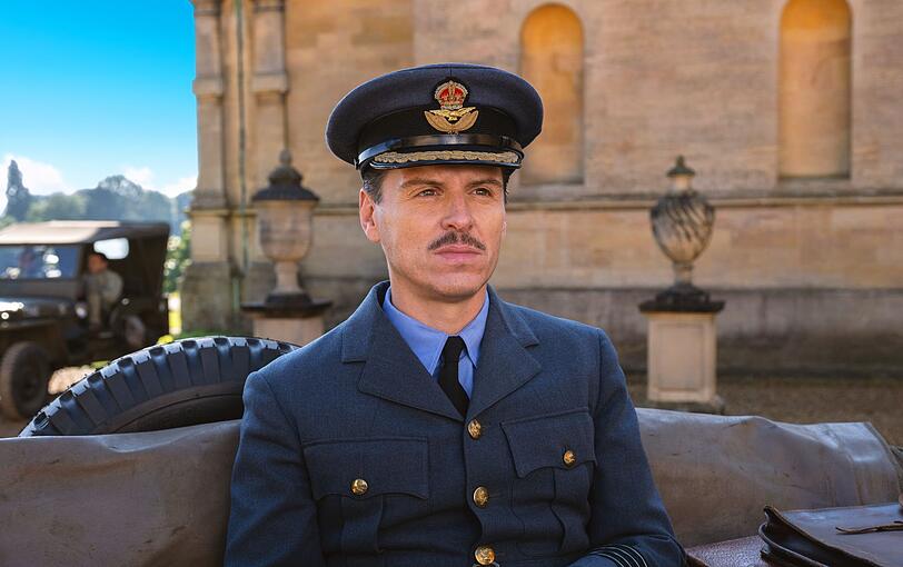 James Stagg (Andrew Scott) soll das Wetter für den D-Day voraussagen. Wenn er sich verschätzt, könnte das unzählige Menschenleben kosten und letztlich auch den Ausgang des Krieges entscheidend beeinflussen. James Stagg (Andrew Scott) soll das Wetter für den D-Day voraussagen. Wenn er sich verschätzt, könnte das unzählige Menschenleben kosten und letztlich auch den Ausgang des Krieges entscheidend beeinflussen.