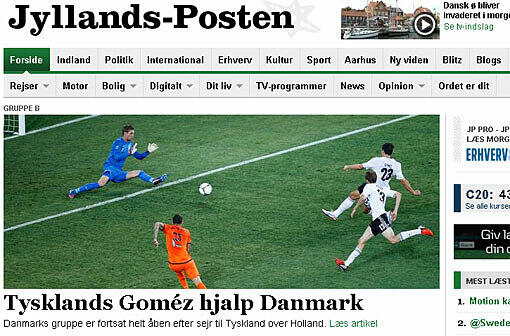 ...das letzte Gruppenspiel gegen die deutsche Elf absolvieren. So thematisiert auch "Jyllands-Posten.dk" den Sieg der Nationalelf: Deutschlands Gomez hilft Dänemark, schreibt das Medium.