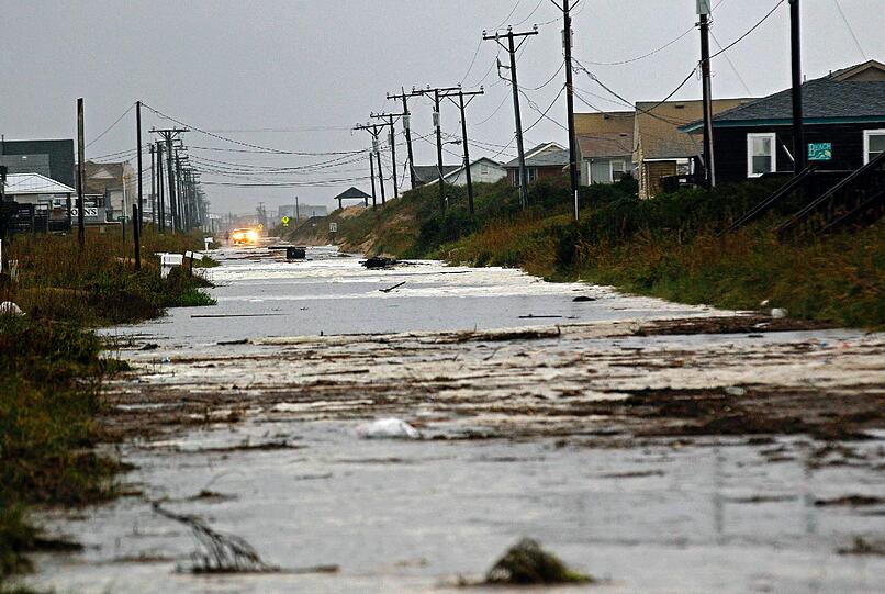 So heftig wütet Wirbelsturm "Sandy" an der Ostküste der USA: Häuser wurden überflutet, Bäume knickten um, es gab Tote und Verletzte. Die Bilder der Flutkatastrophe.