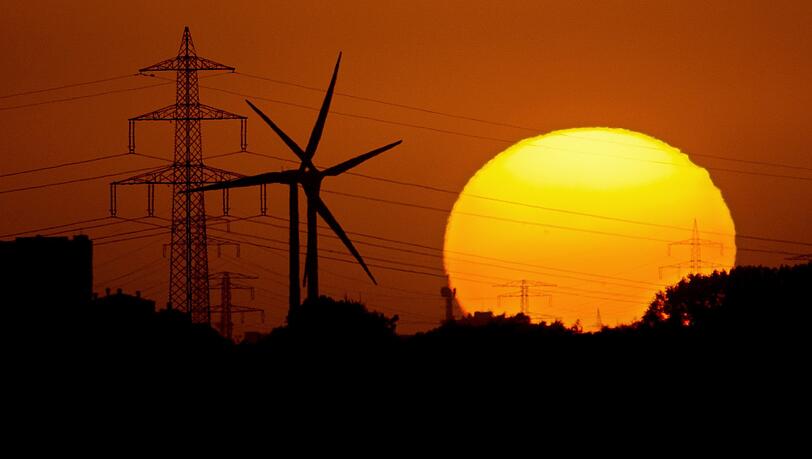 Wind – oder Sonne? Bei der Energiewende gibt es noch einiges nachzujustieren. Wind – oder Sonne? Bei der Energiewende gibt es noch einiges nachzujustieren.