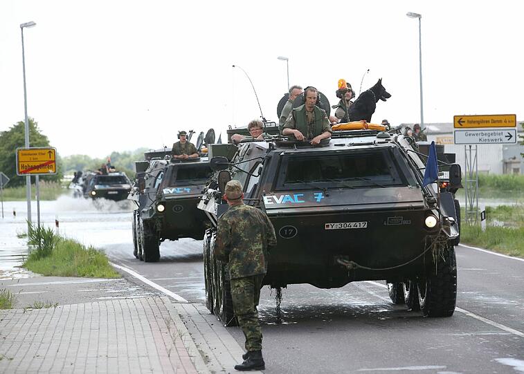 Bundeswehrkräfte mit Schwimmpanzern kommen am 11.06.2013 mit evakuierten Bewohnern aus dem vom Hochwasser eingeschlossenen Schönhausen in Hohengöhren (Sachsen-Anhalt) an.