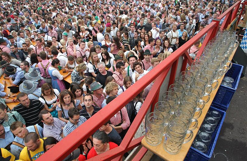 Der Besucherandrang ist enorm, die Stimmung ist mehr als ausgelassen. Die Impressionen vom ersten Wiesn-Tag.