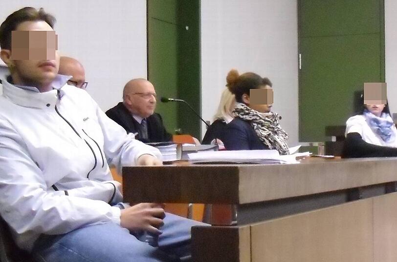 Versuchter schwerer Raub und gefährliche Körperverletzung: Das angeklagte Trio auf der Anklagebank.