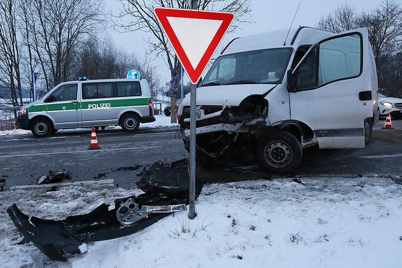 Völlig demoliert blieb der Kleinstransporter auf der Kreuzung zurück. Der Toyota kam unterhalb der Böschung zum Stehen.