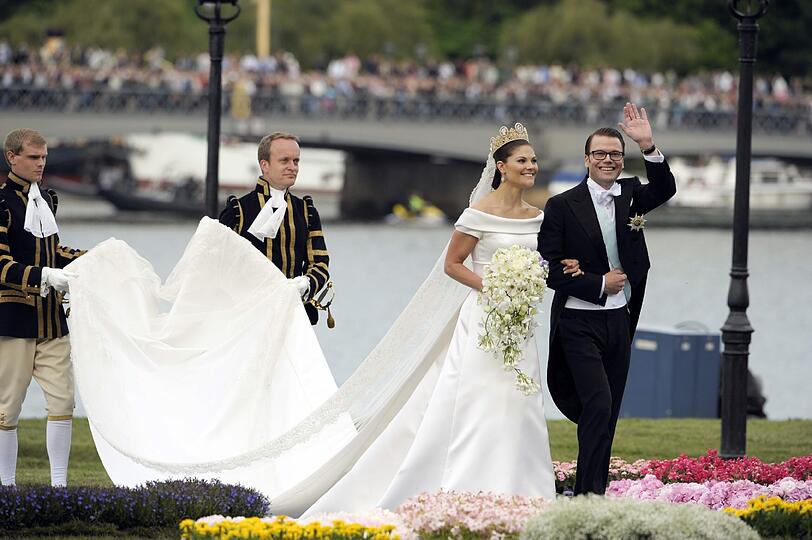 Kronprinzessin Victorias Brautkleid wurde von ihrem Lieblingsdesigner Pär Engsheden geschneidert. Die Schleppe war fünf Meter lang.