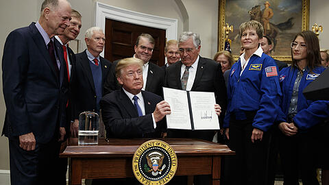 US-Präsident Donald Trump hälteine zuvor von ihm unterzeichnete Direktive, mit derdie US-Weltraumbehörde Nasa angewiesen wird, Astronauten wieder zum Mond und schließlich zum Mars zu schicken.