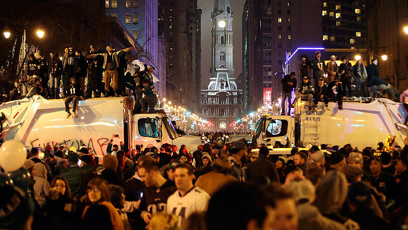 Eagles-Fans feiern in der Innenstadt von Philadelphia. Nach einiger Zeit eskalierte die Situation allerdings komplett.