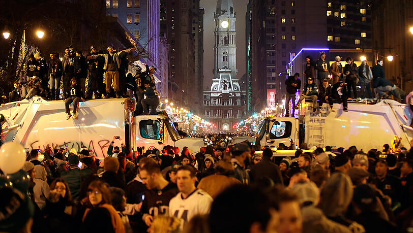 Eagles-Fans feiern in der Innenstadt von Philadelphia. Nach einiger Zeit eskalierte die Situation allerdings komplett.