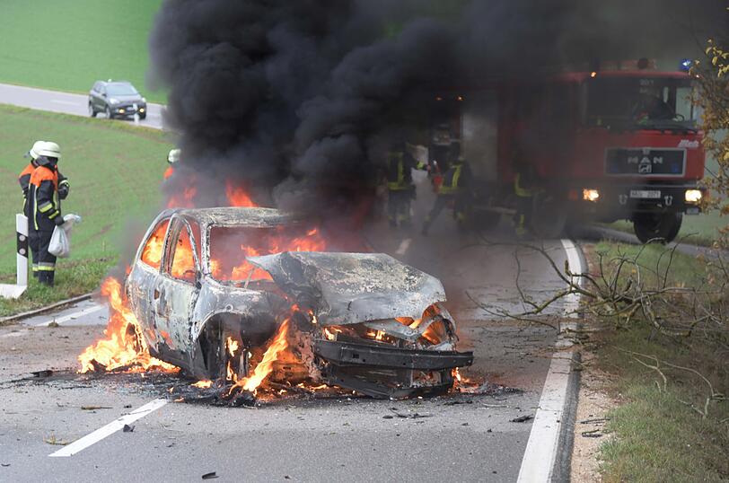 Eine Frau ist am Sonntagmittag mit ihrem Corsa gegen einen Baum gerast. Die Schwerverletzte konnte sich gerade noch befreien, ihr Fahrzeug brannte komplett aus.