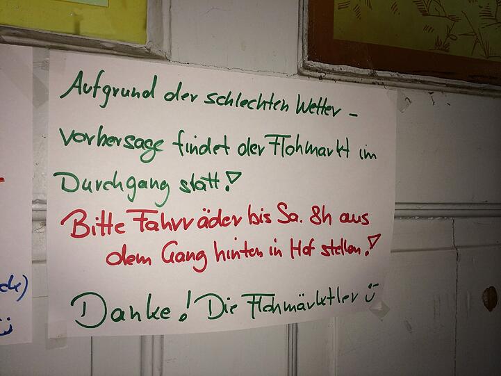 Viele Bewohner hatten vorgesorgt. Wer im Hausflur verkaufen konnte statt draußen im Hof, blieb lieber dort im Trockenen.